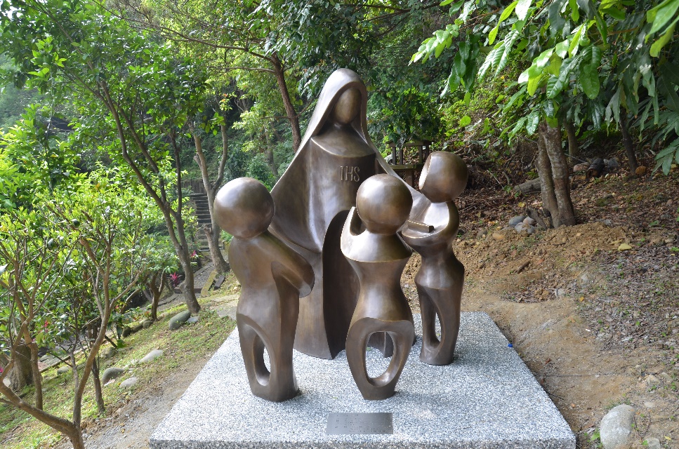 追隨會祖的典範，以誠、樸、樂、毅的精神， 朝向成己達人， 活出整合而圓融的生命。(創造)